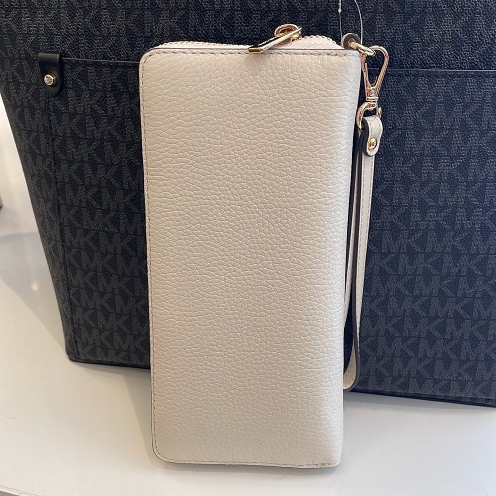 MICHAEL KORS
Leather Continental Wristlet Phone Case Wallet 
Light Cream 
NWT - Picture 7 of 16